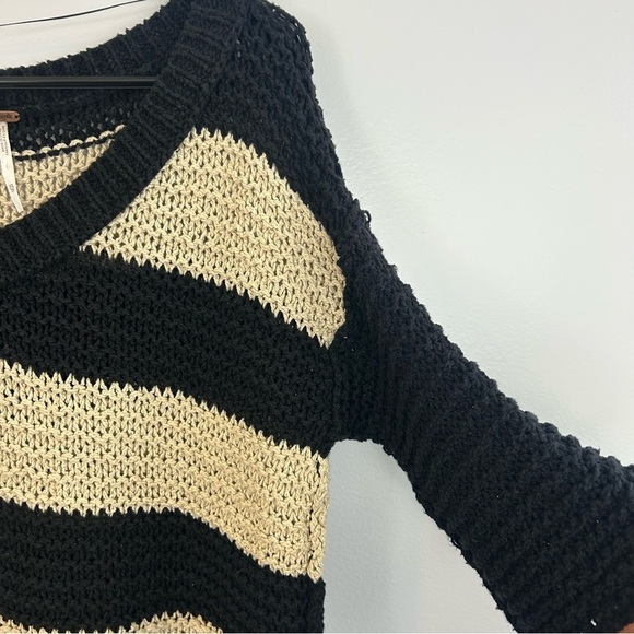Free People Black & Cream Striped Chunky Pullover Knit V-neck Sweater Size XS - Picture 7 of 11